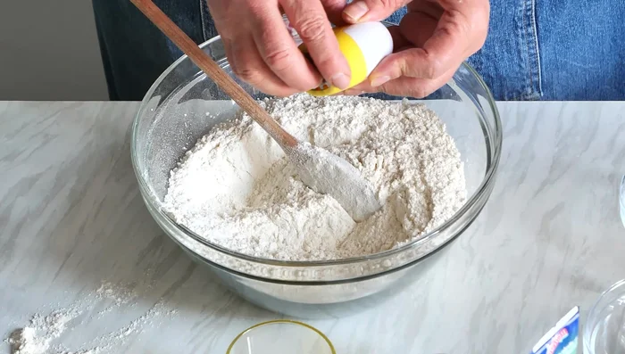 Ajoutez le sucre et le zeste de citron.