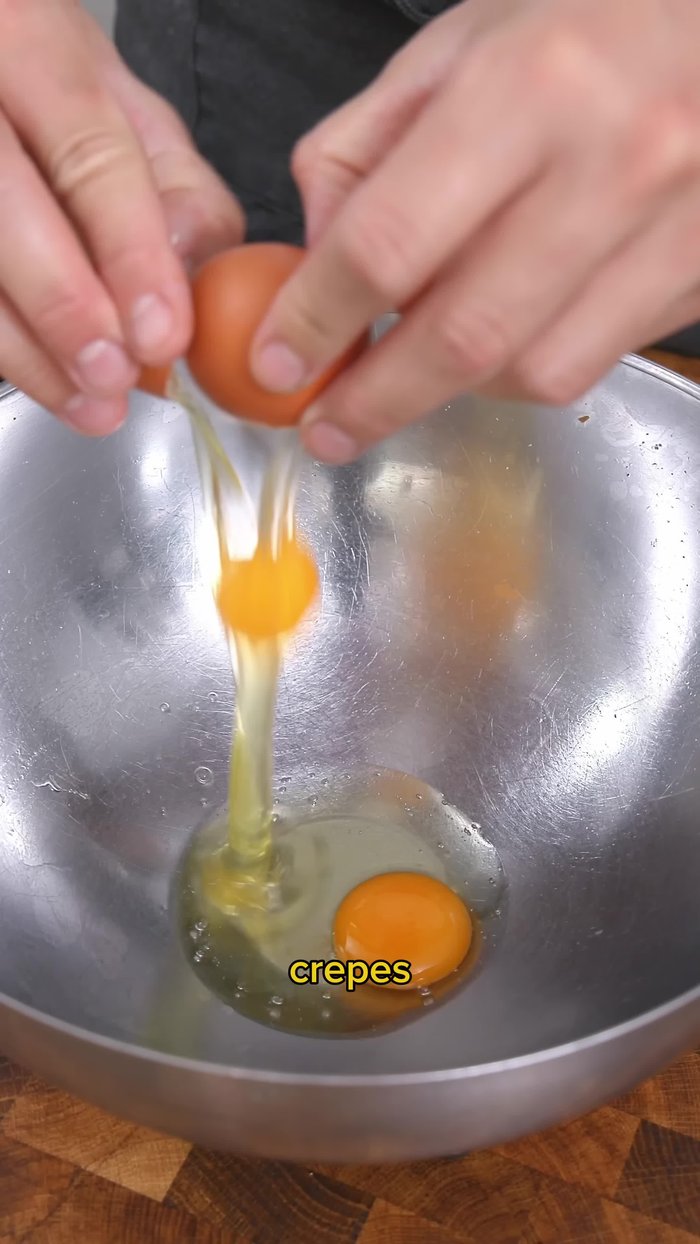 Préparer la pâte à crêpes : mélanger les œufs, le sel, le lait, l'eau et la farine. Laisser reposer 30 minutes.