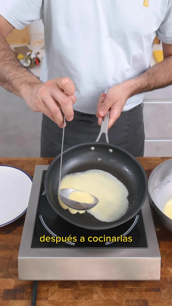 Cuire les crêpes dans une poêle jusqu'à ce qu'elles soient fines.