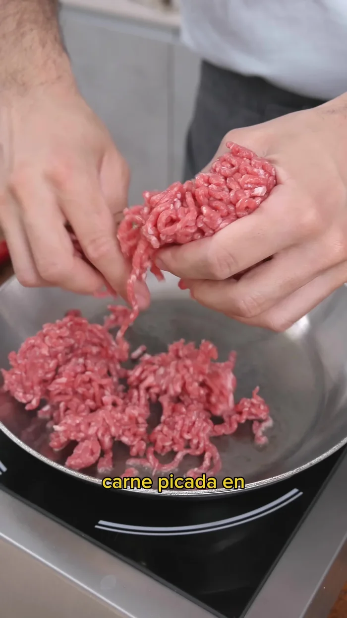 Faire dorer la viande hachée (moitié bœuf, moitié porc) dans une poêle. Ajouter de la couleur pour rehausser la saveur.