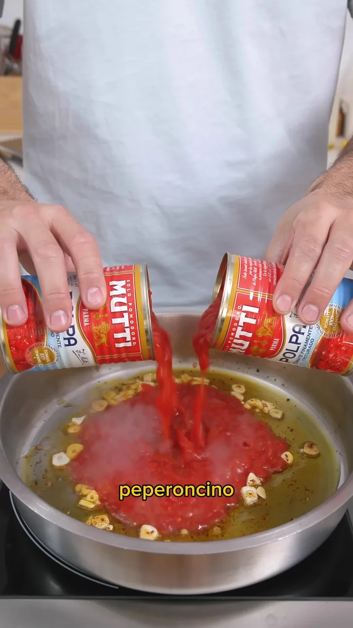 Préparer la sauce tomate : faire frire 3 gousses d'ail avec du poivre chinois. Ajouter 2 boîtes de tomates concassées et faire mijoter à feu moyen-vif jusqu'à réduction et concentration.