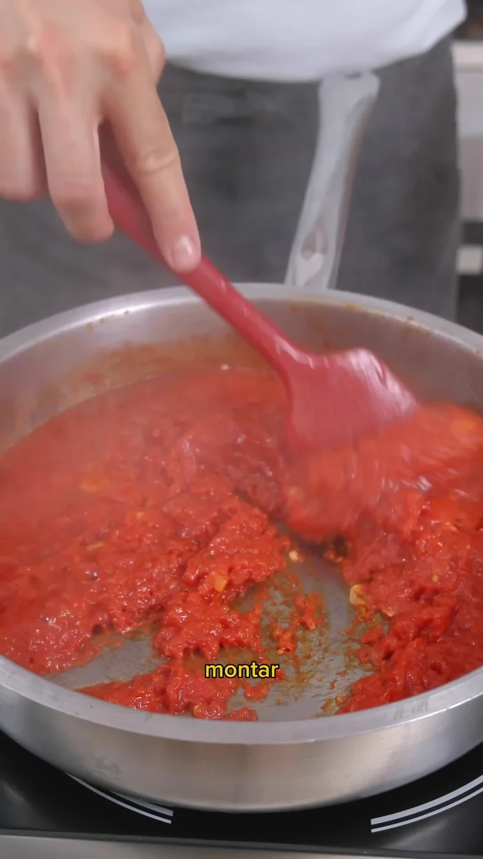 Montage : étaler de la sauce tomate sur une assiette. Ajouter du parmesan.