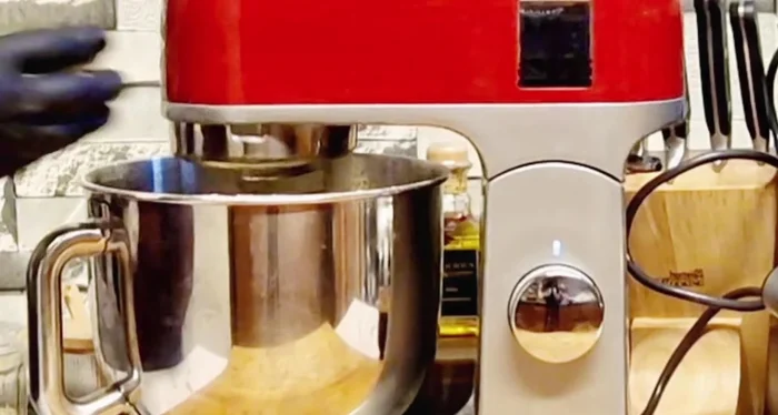 Ajouter le beurre progressivement en pétrissant jusqu'à obtenir une pâte lisse, homogène et élastique.