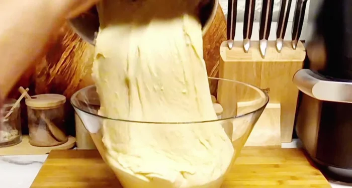 Laisser reposer la pâte dans un récipient couvert jusqu'à ce qu'elle double de volume (environ 45 minutes).