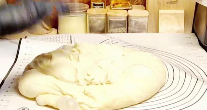 Diviser la pâte en plusieurs portions (3 dans ce cas).