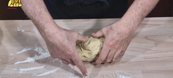 Former une boule : transférer la pâte sur le plan de travail fariné et former une boule lisse. Laisser lever jusqu’à ce que la pâte triple de volume.