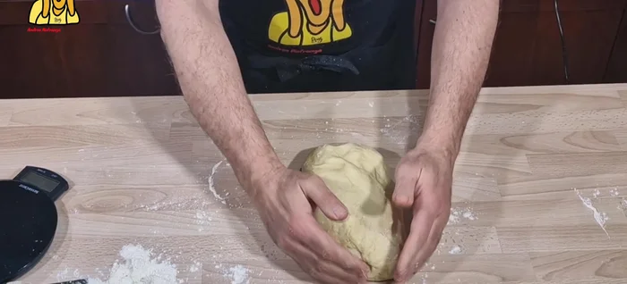 Diviser et façonner : diviser la pâte en plusieurs morceaux de 80g chacun. Former des boudins puis les façonner en forme de brioche.
