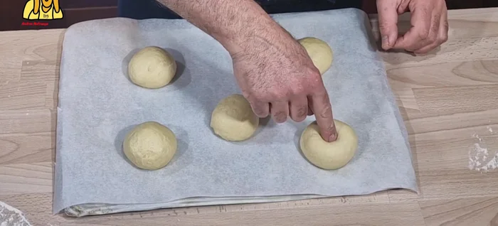 Assembler : faire une petite cavité au centre de chaque brioche et y insérer délicatement le « tuppo ».