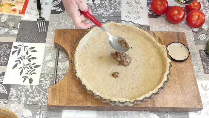 Étaler une cuillère à soupe bombée de moutarde ancienne et une de moutarde mi-forte sur la pâte.