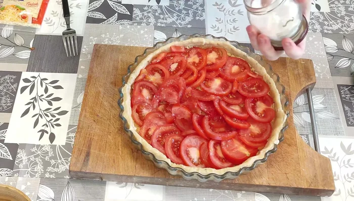Saler généreusement les tomates. Ajouter du thym et, selon la saison, du basilic.