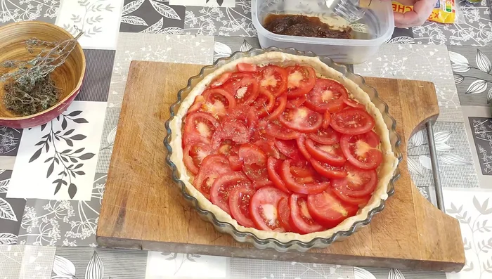 Répartir les filets d'anchois (facultatif) sur la tarte.
