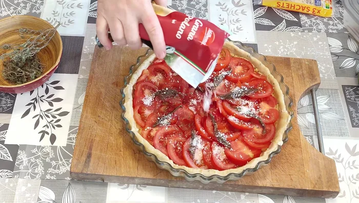 Parsemer de parmesan et d'emmental râpé. Ajouter une lichette d'huile d'olive.