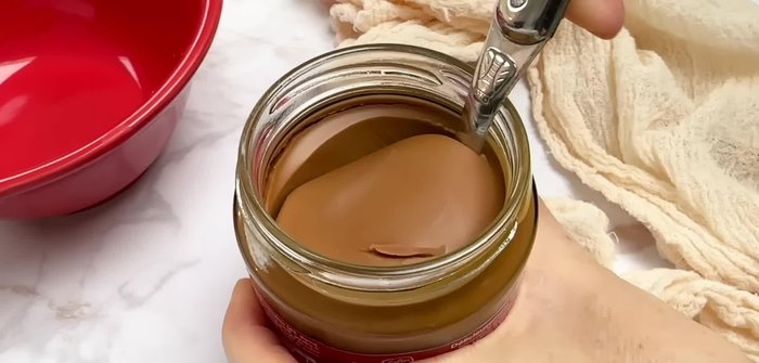 Préparation de la ganache vanille : Ouvrir une gousse de vanille, placer la gousse ouverte et les graines dans une casserole. Ajouter la crème liquide entière et porter à ébullition. Laisser infuser 1 heure hors du feu.