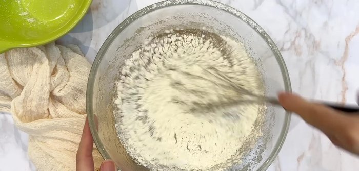 Ajouter la farine et mélanger. Verser la préparation dans un moule à tarte renversé.