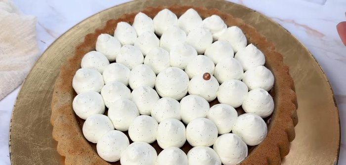 Décorer (ici, des perles cuivrées).