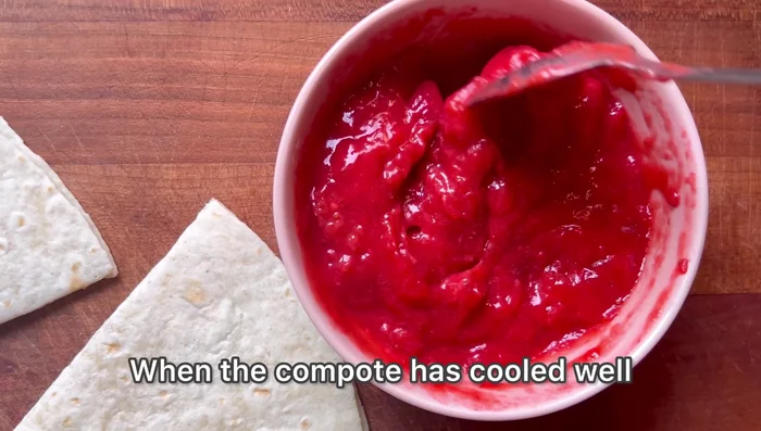 Garnissez chaque triangle de compote refroidie (135.519)