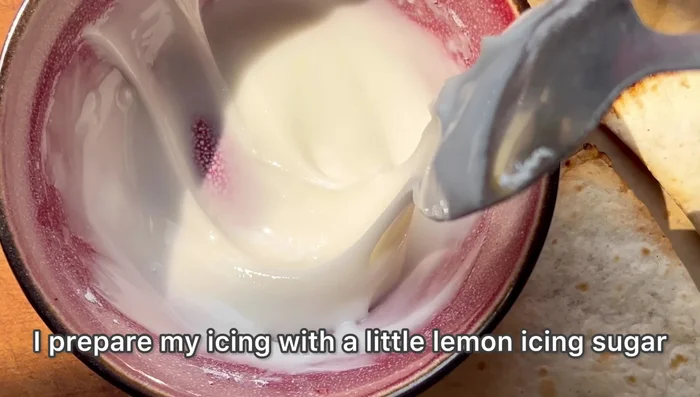 Préparez un glaçage avec du sucre glace citronné et de l'eau (175.44)