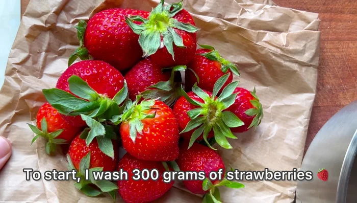 Lavez, équeutez et coupez les fraises en petits morceaux (21.4)