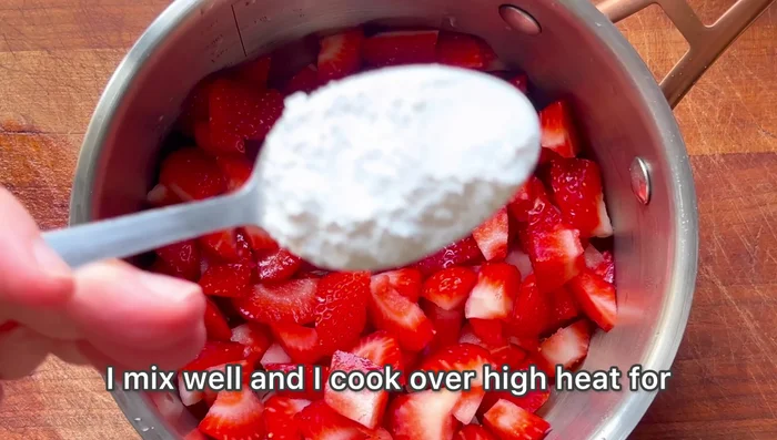 Mettez les fraises dans une casserole avec le sucre glace citronné. Mélangez bien et faites cuire à feu vif pendant 5 à 7 minutes en remuant souvent (30.96)