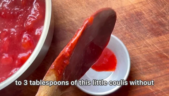 Réservez 2-3 cuillères à soupe de coulis sans morceaux pour la décoration (62.84). Laissez refroidir la compote au frigo (73.64)