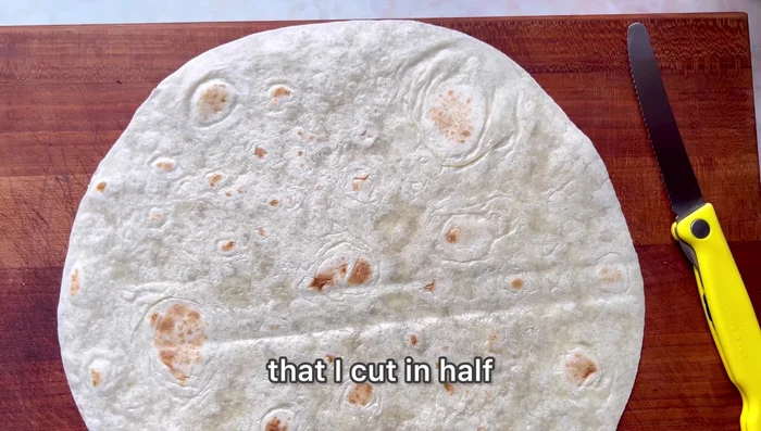 Coupez les tortillas en deux. (82.4)