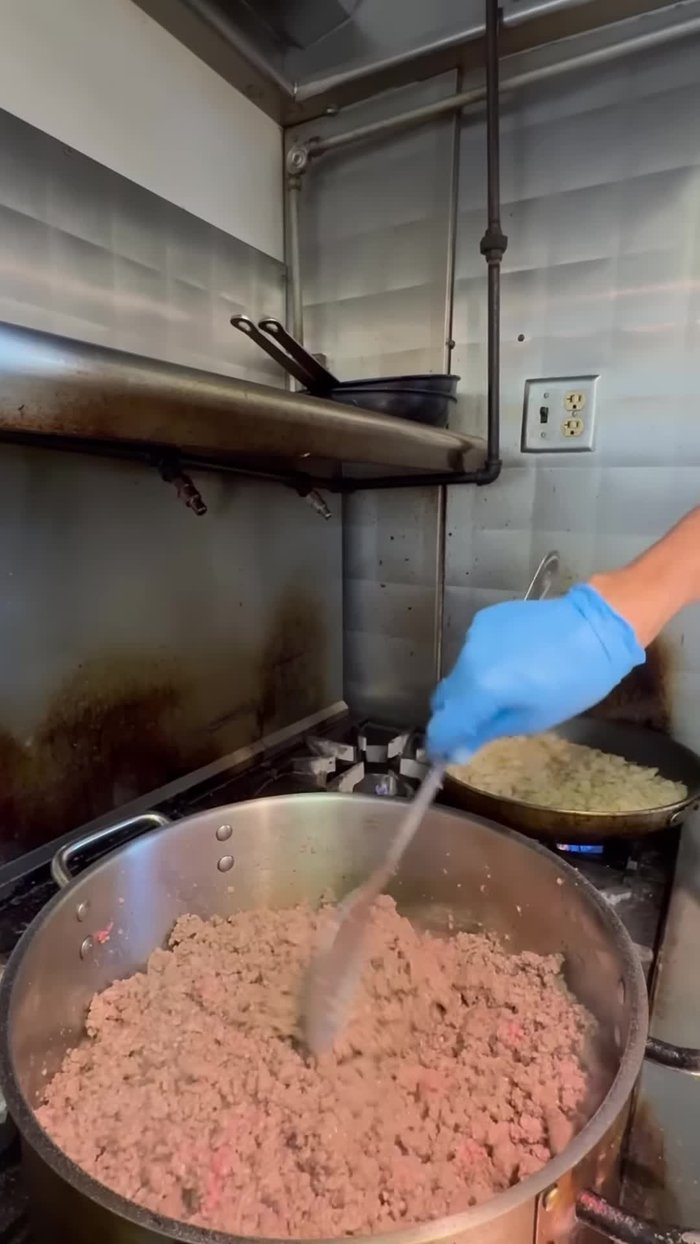 Faire dorer le bœuf haché dans une poêle avec du sel, du poivre, de la poudre d'ail, du cumin et de l'origan.