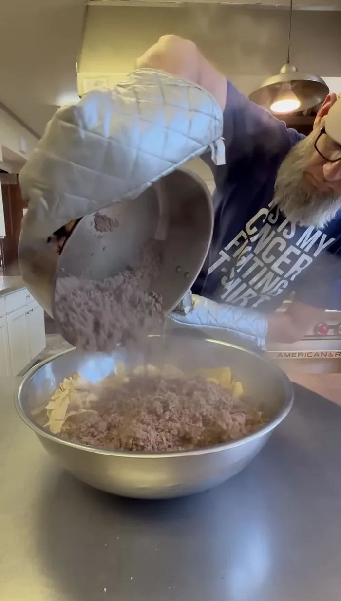 Ajouter le bœuf haché aux chips écrasées.
