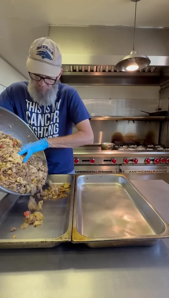 Répartir le mélange dans des casseroles et bien tasser.