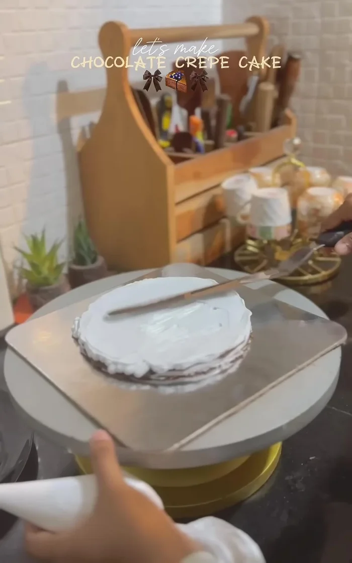 Une fois la crème prête, étalez-la sur une crêpe.