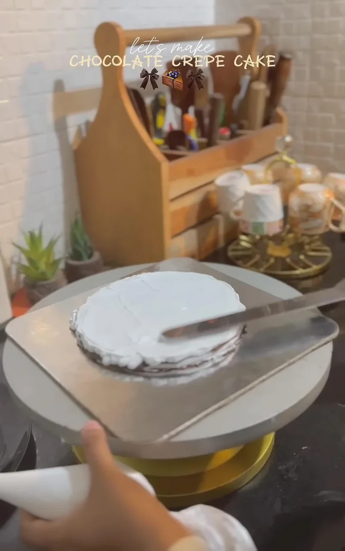 Empilez les crêpes, en étalant de la crème entre chaque crêpe.