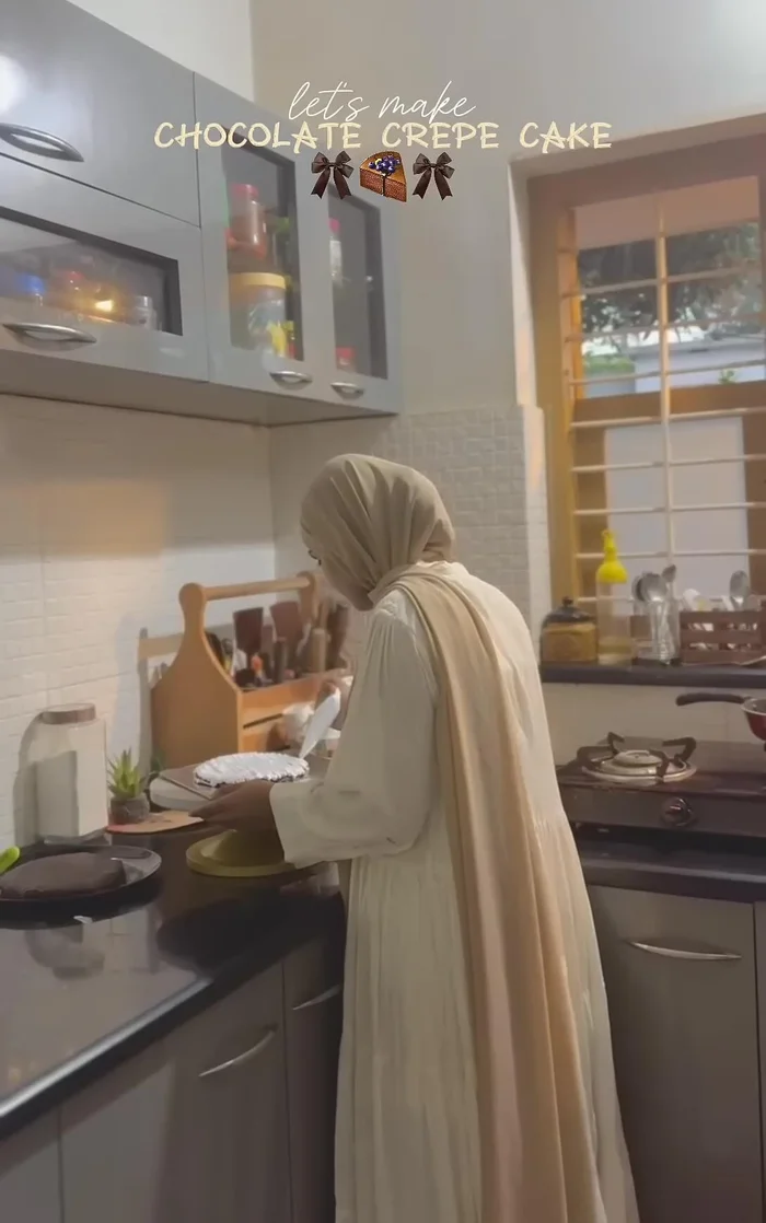 Coupez les côtés du gâteau pour obtenir une forme ronde.