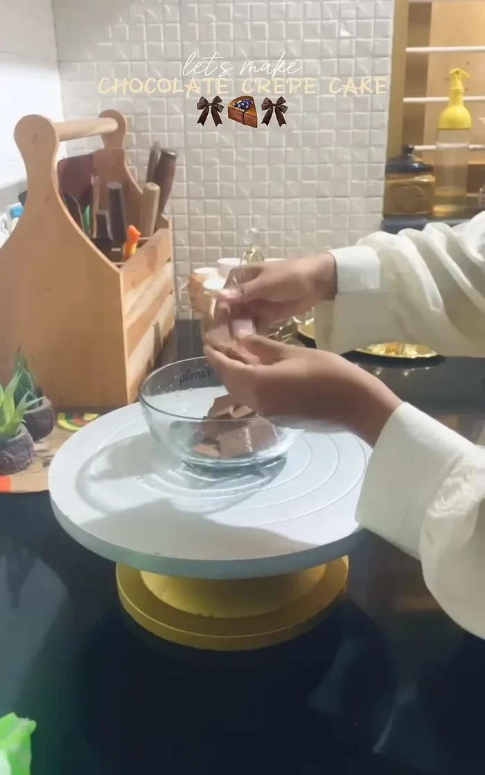 Recouvrez le gâteau de crème.