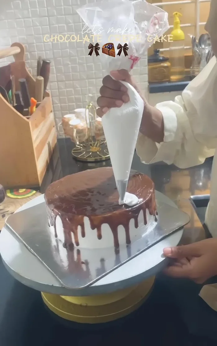 Versez la ganache au chocolat sur le gâteau.