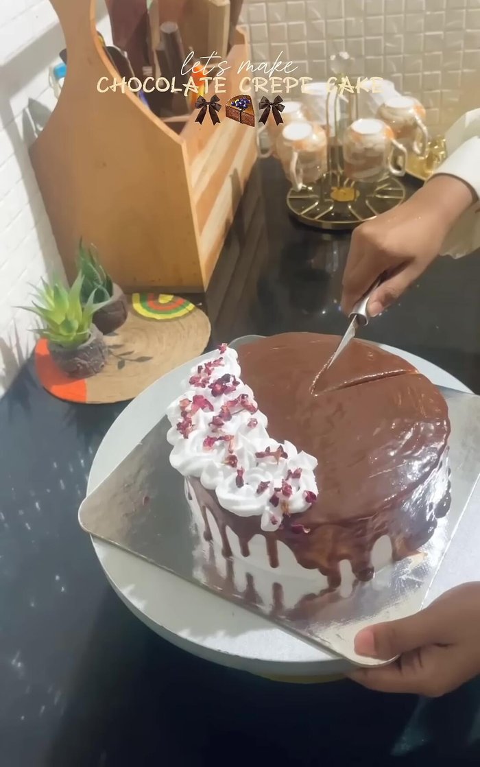 Décorez avec des pétales de rose.