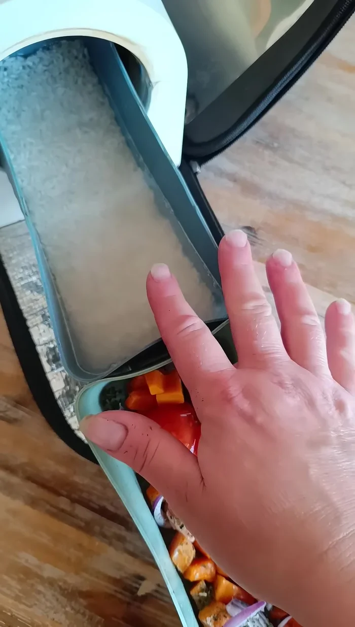 Mettre le riz dans une barquette et ajouter de l'eau.