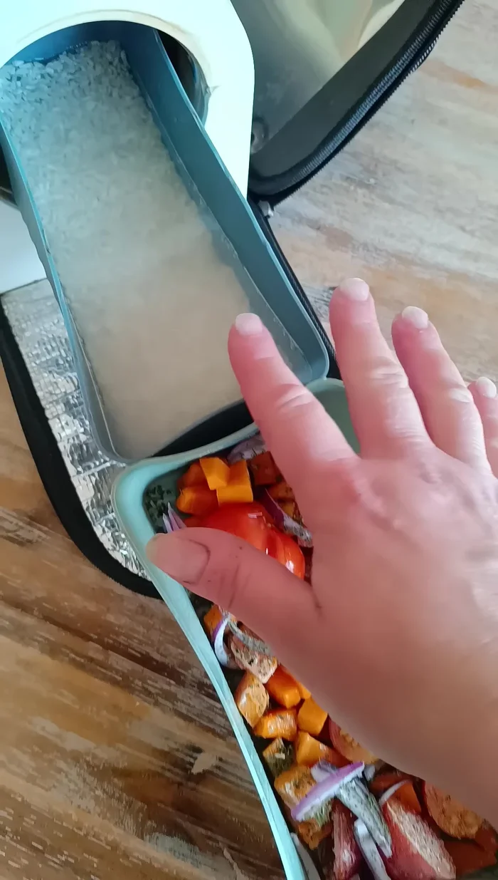 Mettre les légumes dans une autre barquette et ajouter un peu d'eau.