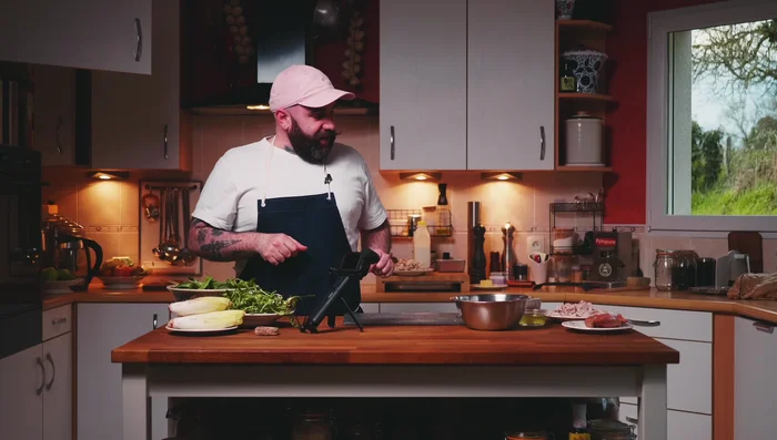 Faire suer les champignons à la poêle avec un peu de beurre.