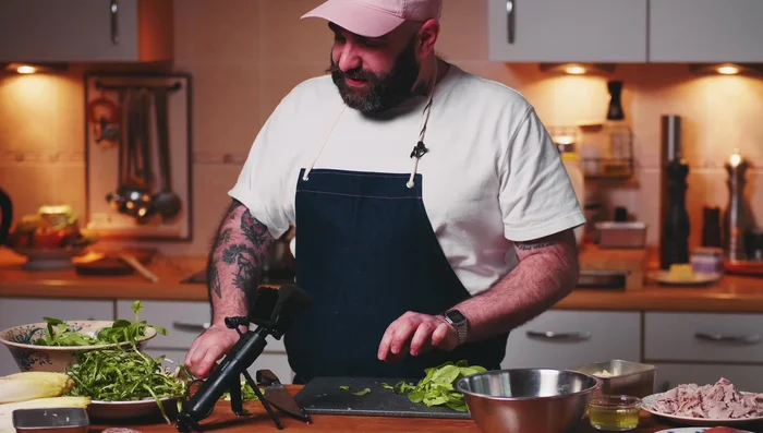 Préparer la salade : couper les pissenlits et les endives, mélanger avec de la mâche et les échalotes.