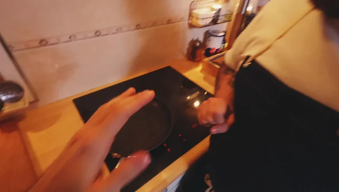 Faire cuire les crêpes (galettes) : faire chauffer un peu d'huile dans la poêle, ajouter la béchamel dans les galettes.