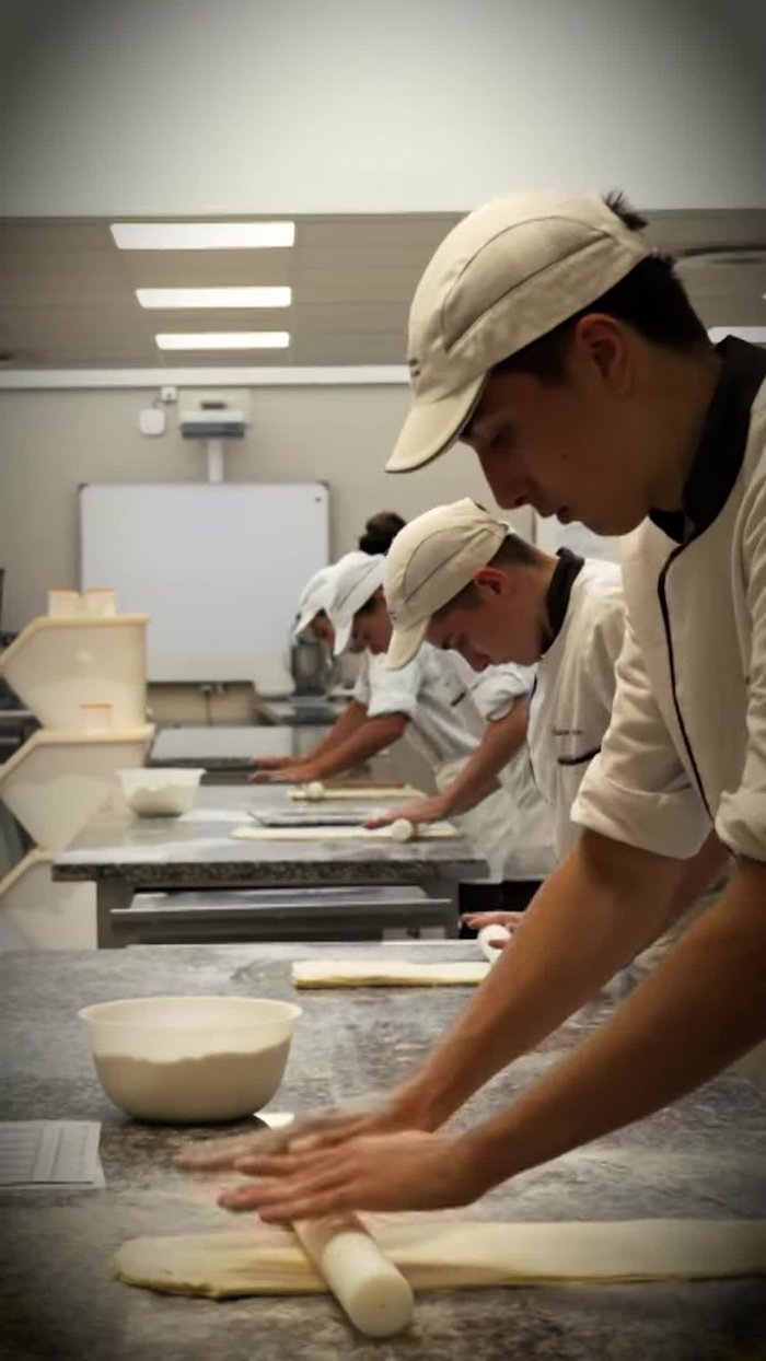 Laminage de la pâte : Étaler la pâte en un rectangle régulier en utilisant le rouleau à pâtisserie. Assurez-vous que l'épaisseur de la pâte soit uniforme. Répétez le laminage plusieurs fois pour obtenir un feuilletage.
