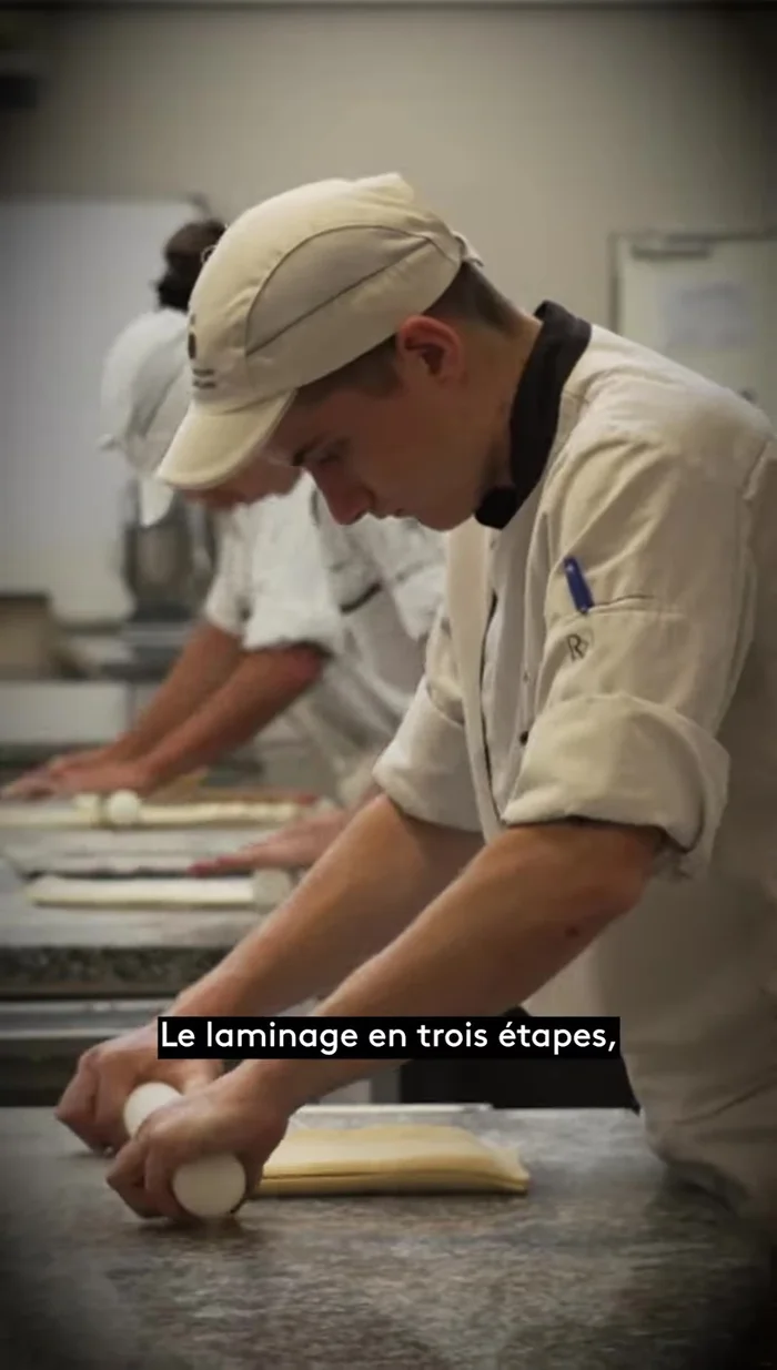 Incorporation du beurre : Ajouter le beurre à la pâte, soit par incorporation directe (pour une brioche), soit en le plaçant au centre de la pâte et en la repliant pour un feuilletage (pour croissants).