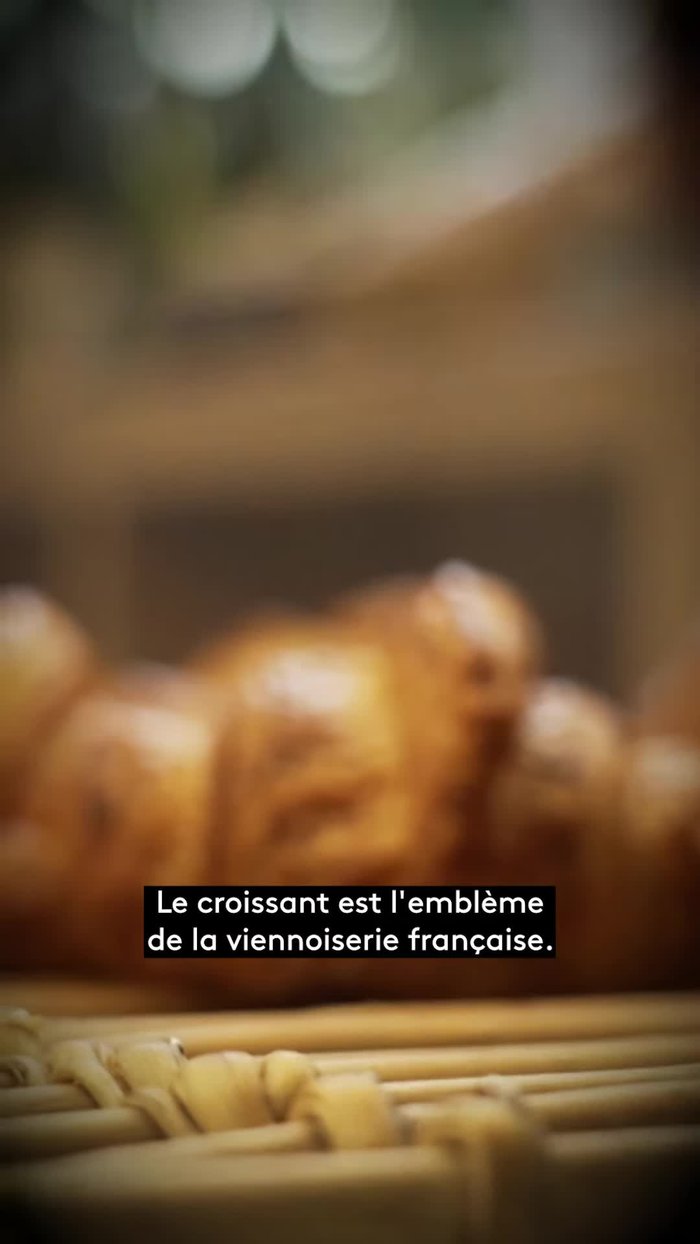 Cuisson : Enfourner les croissants et cuire jusqu'à ce qu'ils soient dorés.
