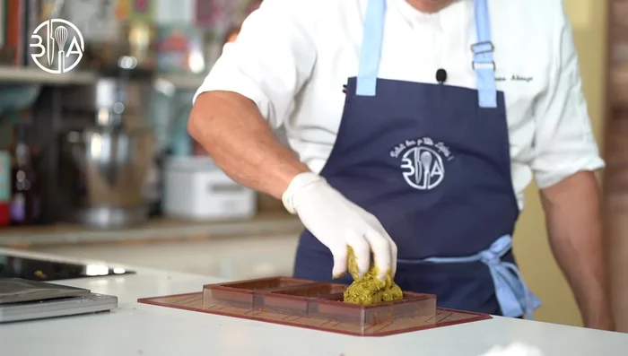 Remplissez les coques en chocolat avec la garniture aux pistaches.