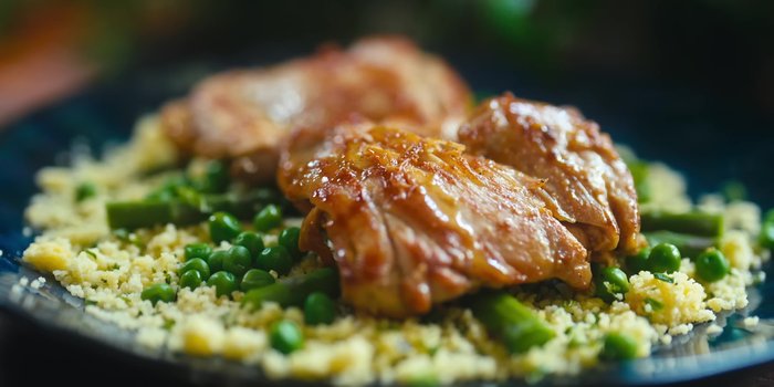 Préparation du couscous : (Les instructions de préparation du couscous ne sont pas détaillées dans la transcription. On peut supposer une cuisson selon les instructions de l'emballage, avec ajout d'herbes.)