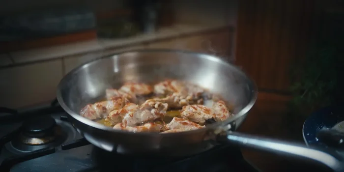 Servir le poulet avec le couscous aux herbes.
