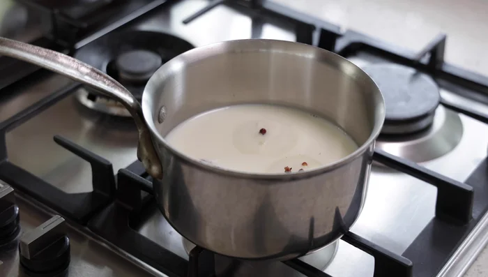 Préparation de l’Arôme pour le Lait : Faire chauffer le lait avec l’oignon, les clous de girofle, la feuille de laurier, le sel, le poivre et la muscade à feu doux. Laisser infuser. (188.72)