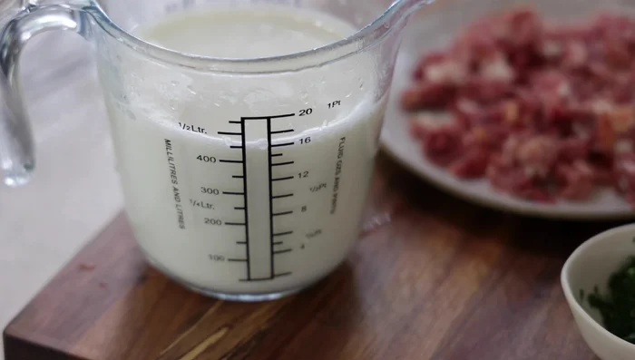 Incorporer l’Arôme à la Béchamel : Filtrer le lait aromatisé, puis l’incorporer progressivement à la béchamel refroidie en fouettant constamment. (277.759)
