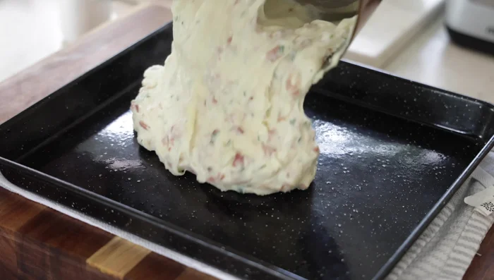 Refroidir le Mélange : Étaler le mélange sur un plateau peu profond, recouvrir de film plastique en contact direct avec la préparation et laisser refroidir complètement au réfrigérateur (ou au congélateur pour accélérer). (551.76)