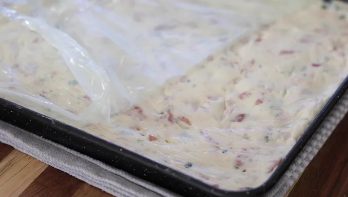 Façonner les Croquettes : Une fois froid, former des portions égales (environ 50-60g) en boule. Rouler chaque portion dans la farine pour les solidifier. (612.32)