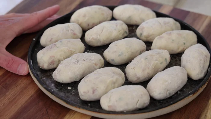 Congeler : Placer les croquettes farinées au congélateur pendant 10 minutes pour les raffermir. (695.2)